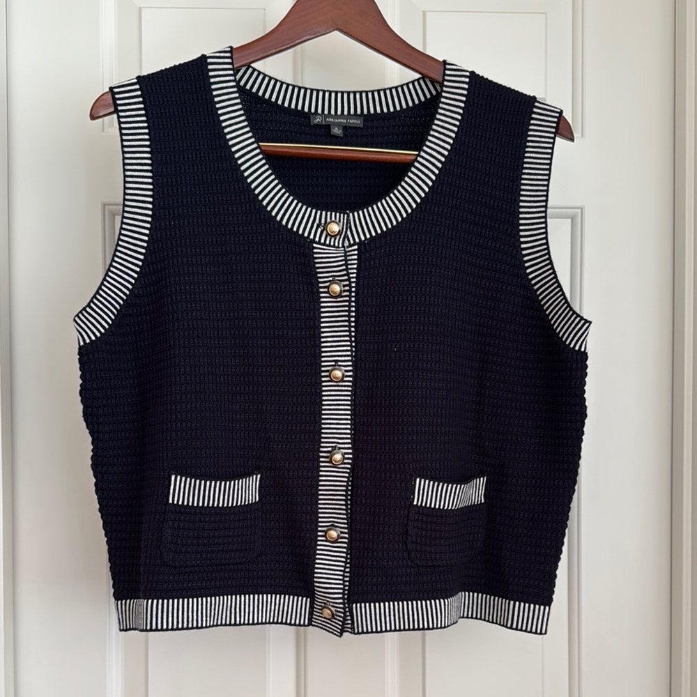 Adrianna Papell Top Size XL Black and White Knit Button Down Sleeveless Vest